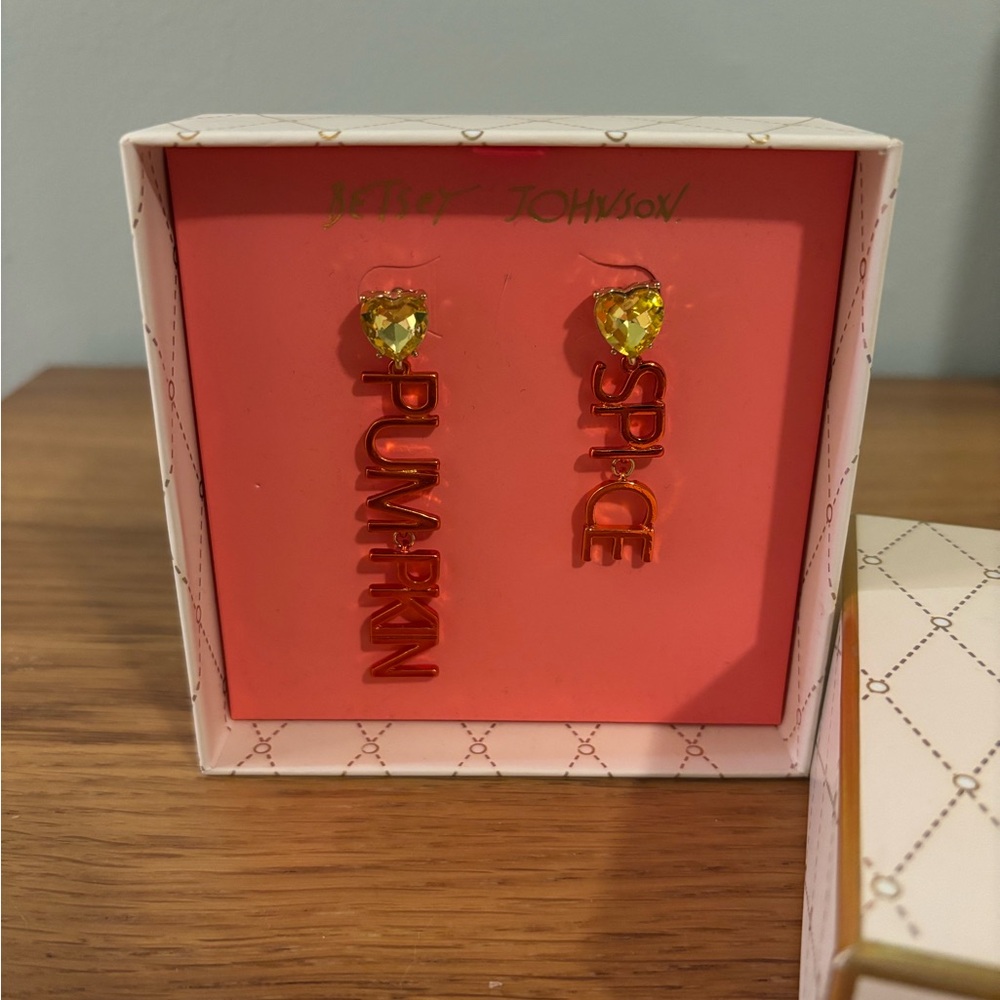 Betsey Johnson Its Fall Y All Orange Pumpkin Spice Mismatch Drop Earrings NIB - Picture 2 of 7